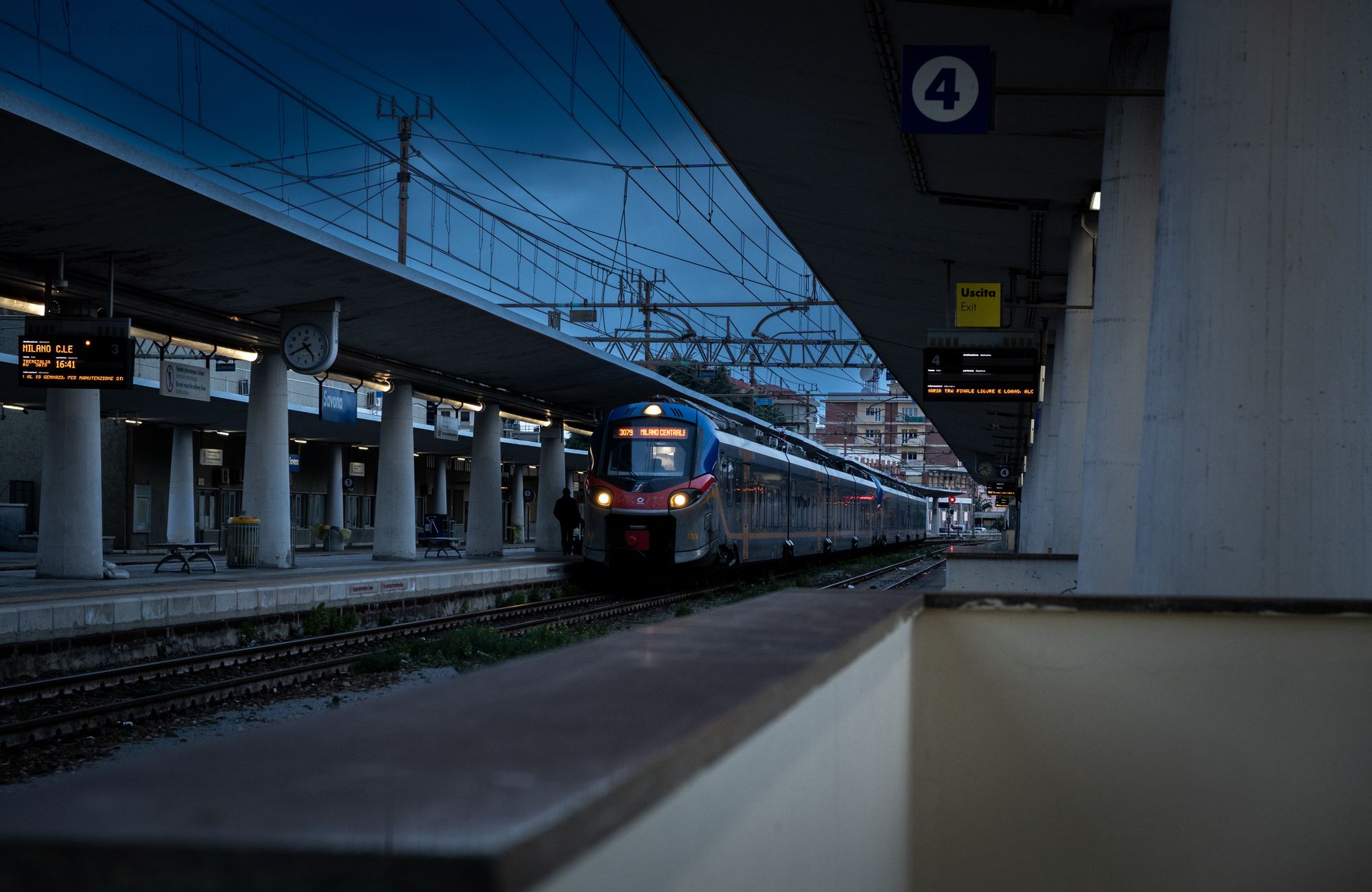 Voyageurs réels consultant les départs dans une gare